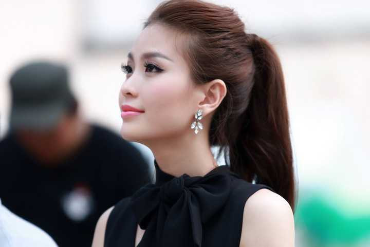 Người đẹp sinh năm 1991 xuất hiện khá sớm để dành thời gian vui chơi cùng các em nhỏ. Cô cũng quyên góp nhiều vật dụng với hy vọng bán được để giúp đỡ thêm cho các em.