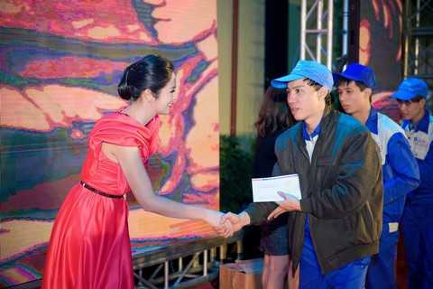 Cô thân thiện với mọi người, 