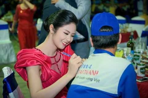 Dù đã vào cuối buổi tiệc, cô cũng không ngại ngần kí tặng người hâm mộ