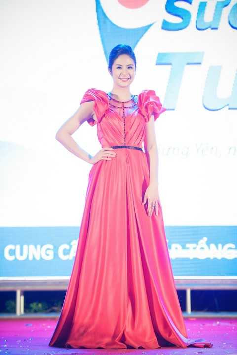 Ngày càng xinh đẹp quyến rũ, Ngọc Hân luôn tích cực tham gia các hoạt động từ thiện, hoàn thành tốt công việc của một MC, nhà thiết kế trẻ, một doanh nhân đầy bản lĩnh. 