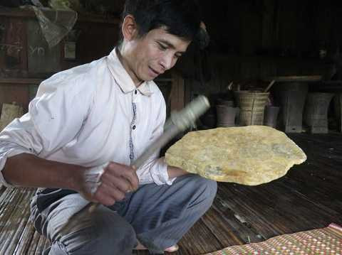 ..và thử một phiến đá để thẩm âm và chế tác đàn đá ..và thử một phiến đá để thẩm âm và chế tác đàn đá