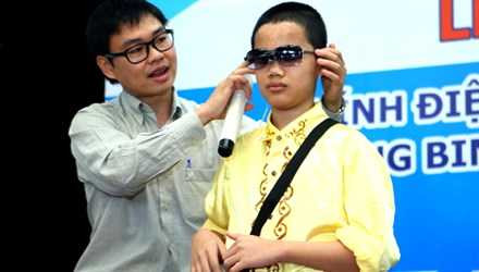 TS Nguyễn Bá Hải hướng dẫn cách sử dụng kính điện tử giúp tránh vật cản cho học sinh khiếm thị TS Nguyễn Bá Hải hướng dẫn cách sử dụng kính điện tử giúp tránh vật cản cho học sinh khiếm thị