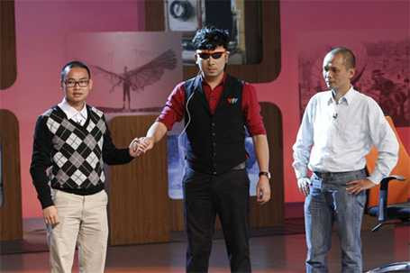 TS Nguyễn Bá Hải hướng dẫn cho “GS Cù Trọng Xoay” cách sử dụng thiết bị cho người khiếm thị