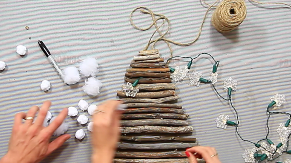 Tự làm "cây thông" trang trí Noel cực chất chỉ với 150.000 đồng