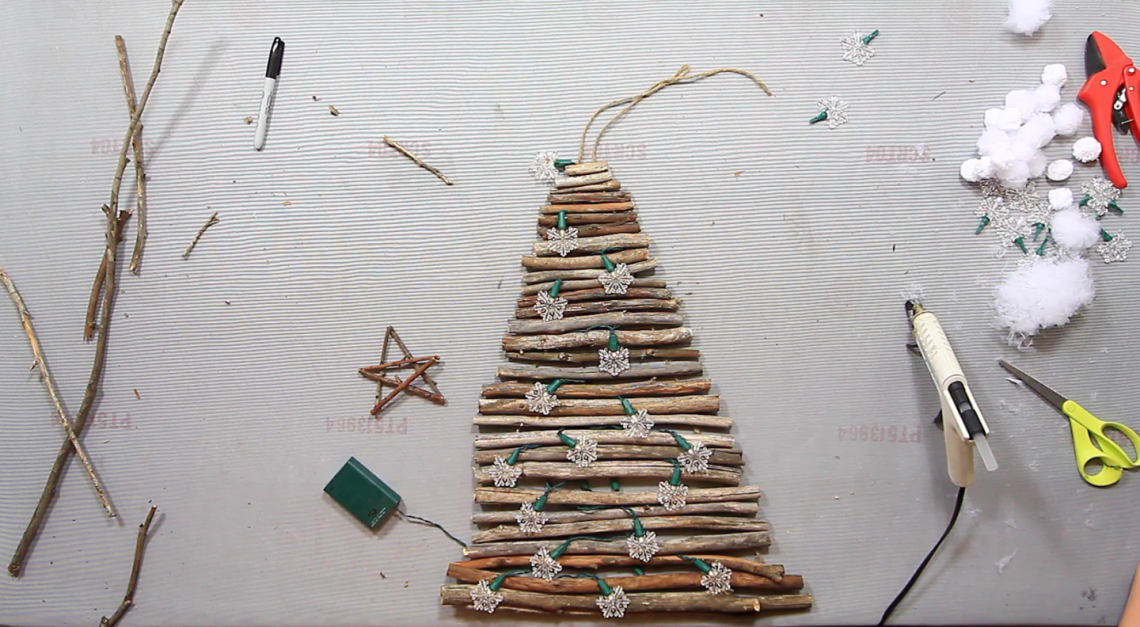 Tự làm "cây thông" trang trí Noel cực chất chỉ với 150.000 đồng