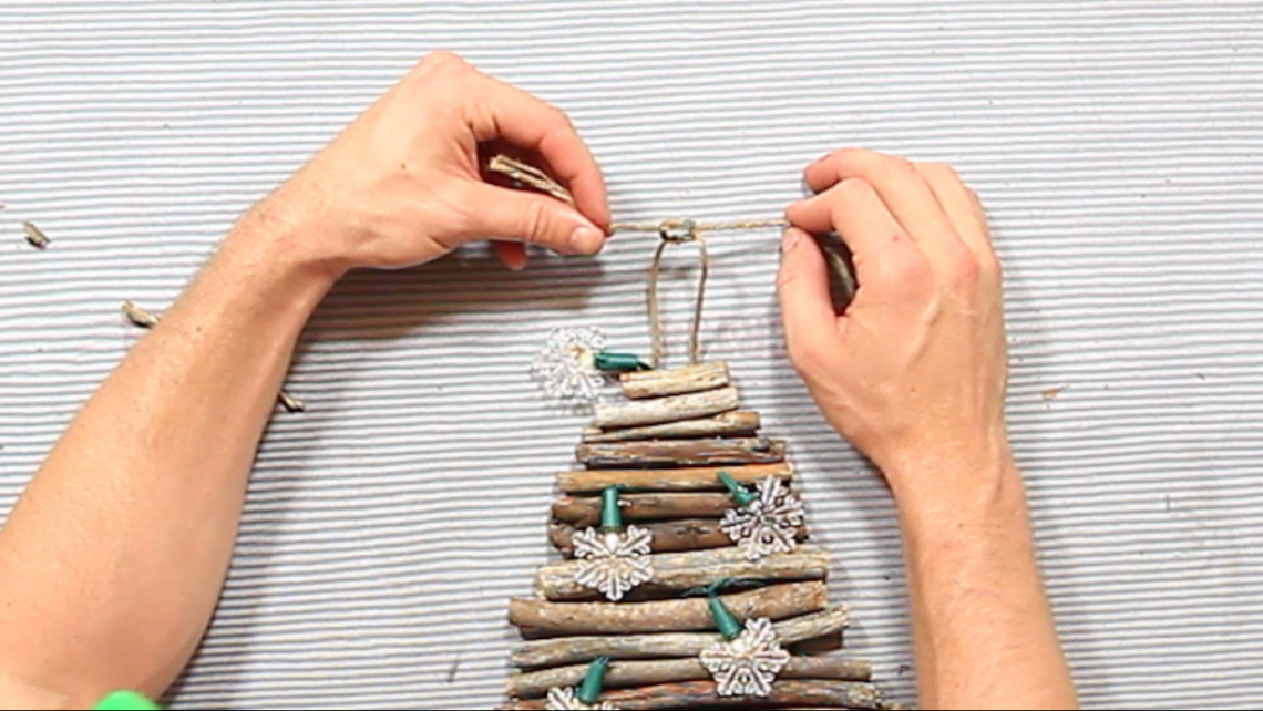 Tự làm "cây thông" trang trí Noel cực chất chỉ với 150.000 đồng