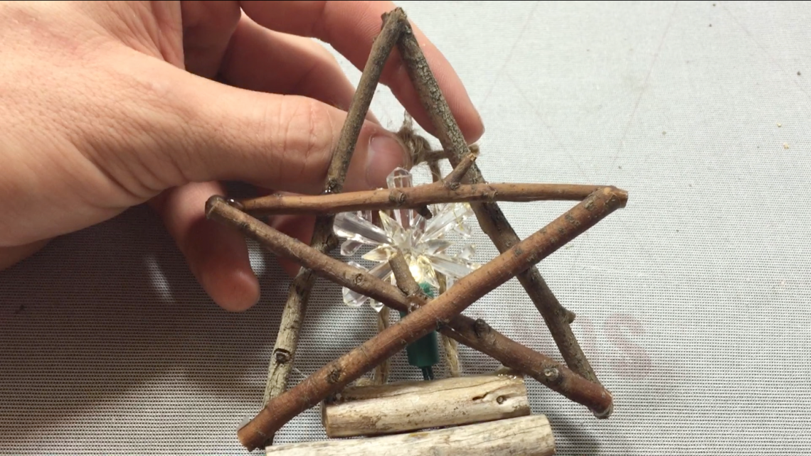 Tự làm "cây thông" trang trí Noel cực chất chỉ với 150.000 đồng