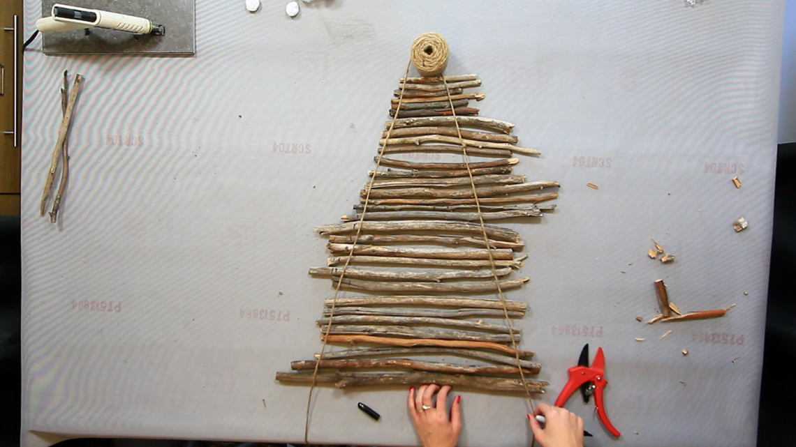 Tự làm "cây thông" trang trí Noel cực chất chỉ với 150.000 đồng