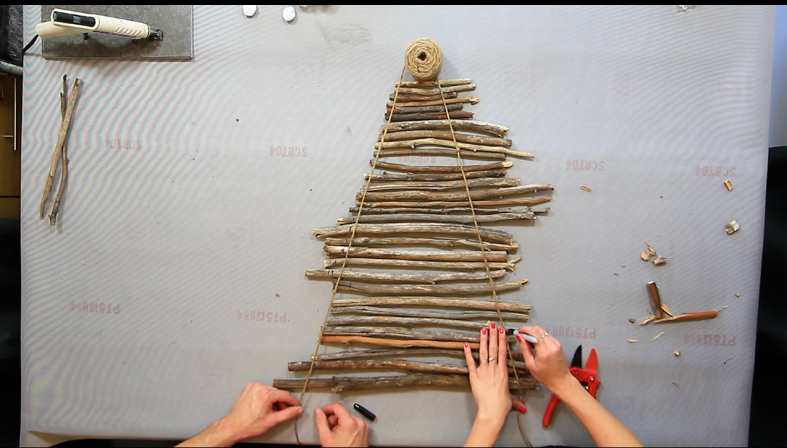 Tự làm "cây thông" trang trí Noel cực chất chỉ với 150.000 đồng