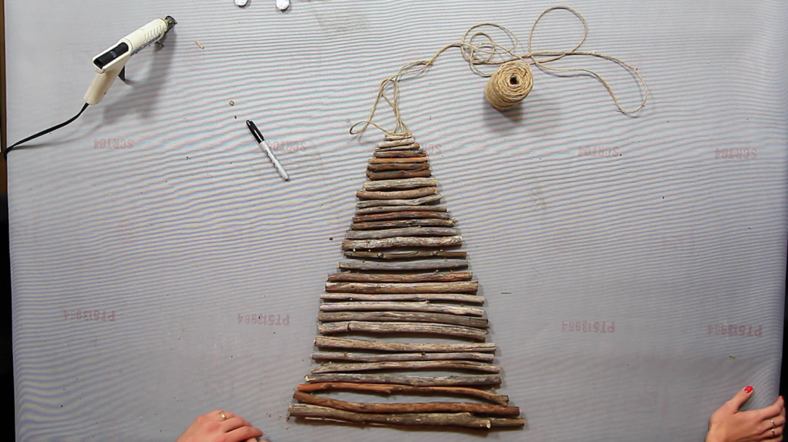 Tự làm "cây thông" trang trí Noel cực chất chỉ với 150.000 đồng