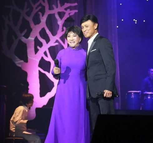 Tuấn Ngọc song ca cùng Lệ Thu trong đêm nhạc.