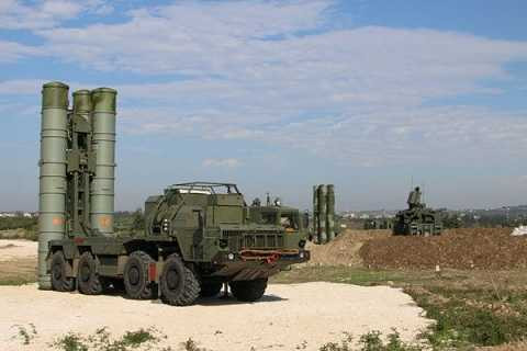 Hình ảnh hệ thống tên lửa phòng không S-400 của Nga hiện diện ở Syria Hình ảnh hệ thống tên lửa phòng không S-400 của Nga hiện diện ở Syria