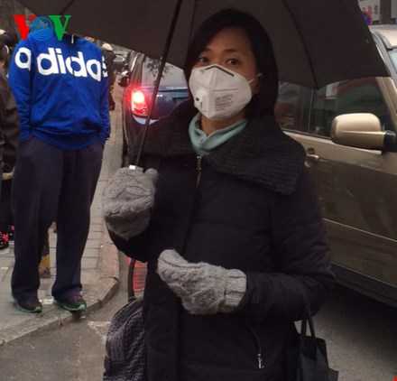 Những người sinh sống ở Bắc Kinh đang gắn liền với khẩu trang mỗi khi ra đường