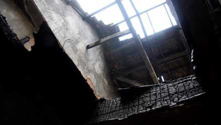 Bị bạo hành, vợ tưới xăng đốt chồng chết thảm