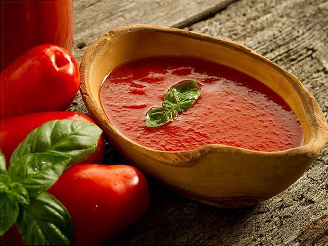 Tỏi cà chua: Lấy 2-3 tép tỏi và thêm 2 quả cà chua xắt nhỏ, thêm một chút muối. Uống hỗn hợp này sẽ giúp cứu trợ nhanh chóng khỏi những triệu chứng của cảm lạnh.