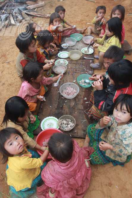 Bữa ăn của trẻ nhỏ ở Tốc Tát Trên Bữa ăn của trẻ nhỏ ở Tốc Tát Trên