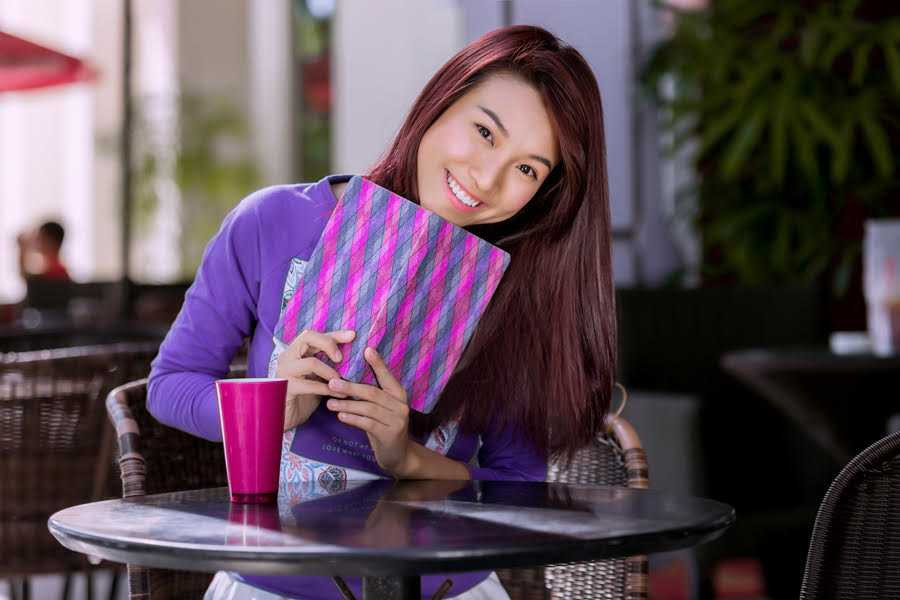 Tự nhận là người rất thơ mộng, lãng mạn nên Hoàng Oanh rất thích xây dựng hình ảnh của mình theo hướng một cô gái dịu dàng. 