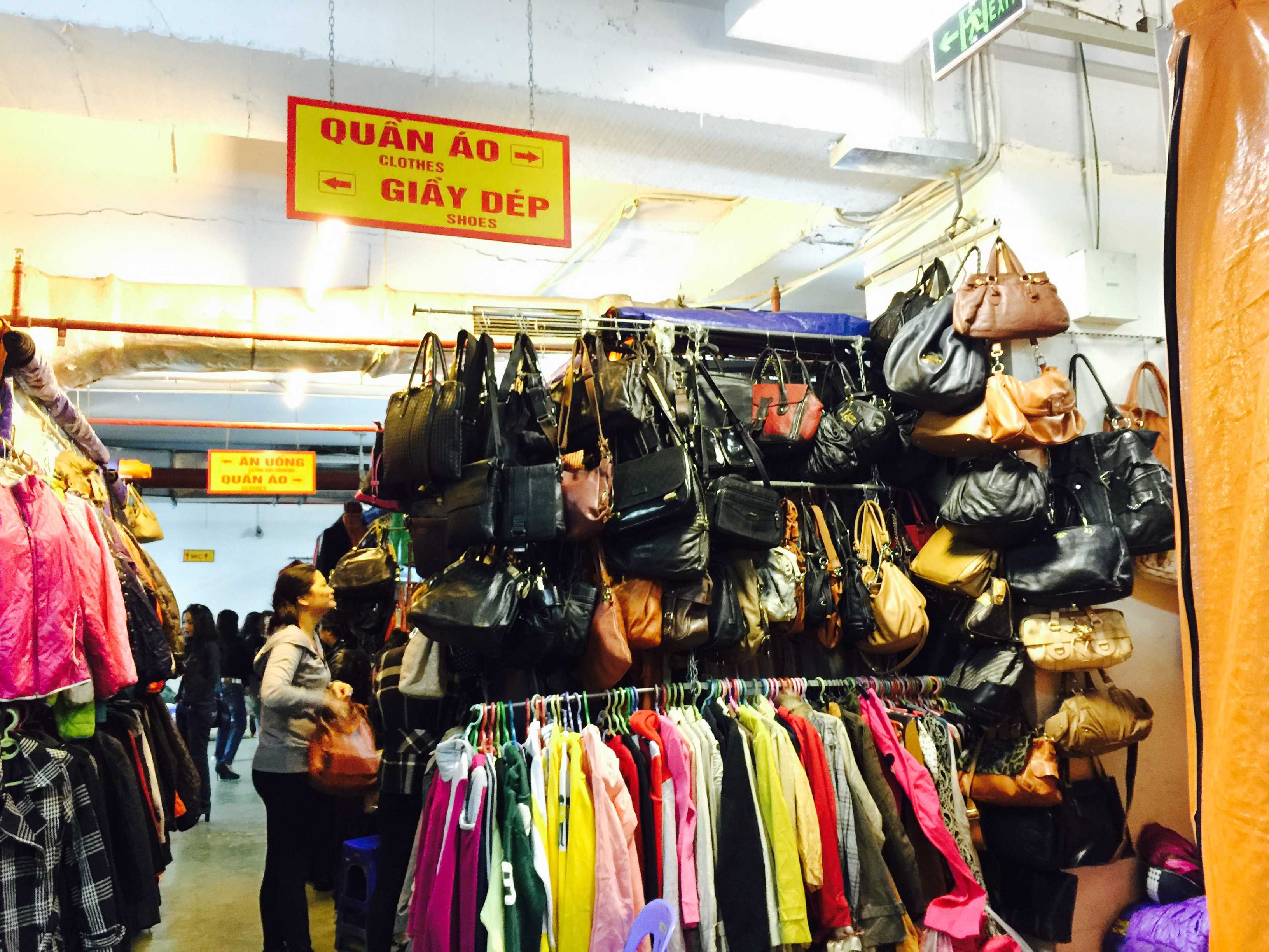 Đầu đông, các khu chợ hàng thùng tấp nập. Ảnh: Ngọc Vy