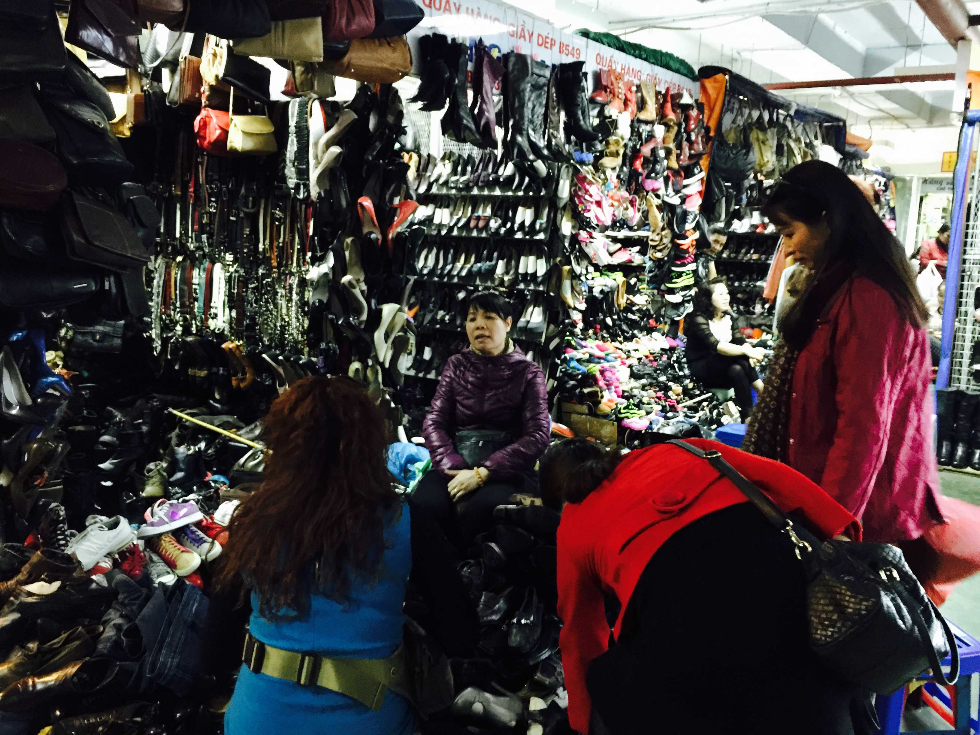 Các mặt hàng giày dép cũng hút khách. Ảnh: Ngọc Vy