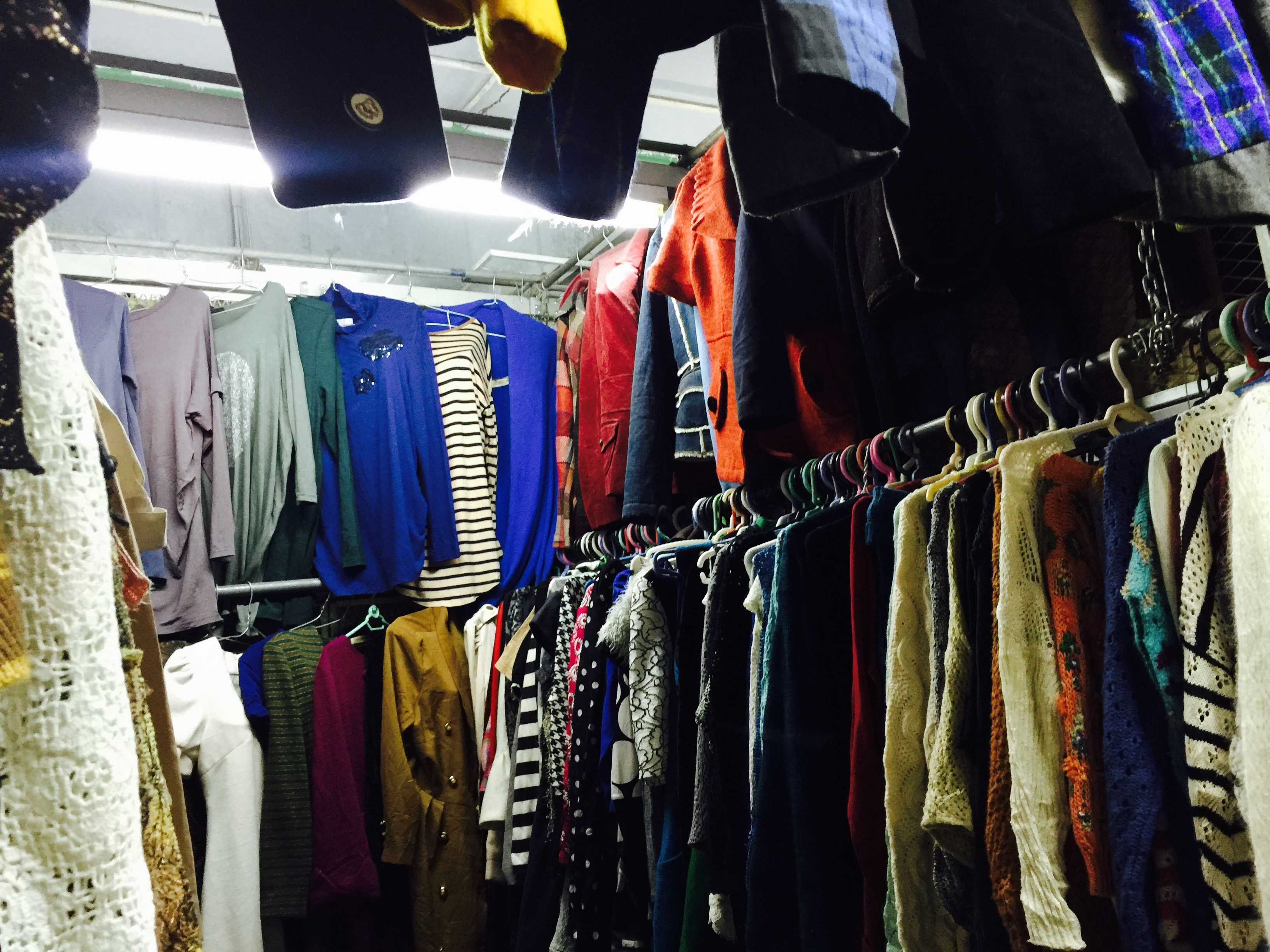 Quần áo hàng thùng được treo gọn gàng tại chợ Hàng Da. Ảnh: Ngọc Vy