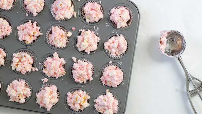 Nhắm mắt cũng làm được "kẹo cupcake" siêu cute cho ngày Giáng sinh