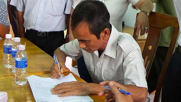 Ông Huỳnh Văn Nén làm thủ tục yêu cầu cơ quan tố tụng bồi thường oan sai - Ảnh: Nguyễn Nam