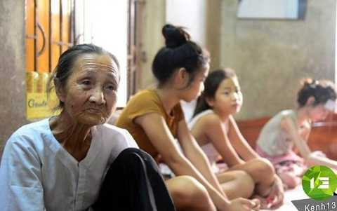 Bà nội Nhi giờ phải oằn lưng bán nước kiếm sống. Bà nội Nhi giờ phải oằn lưng bán nước kiếm sống.