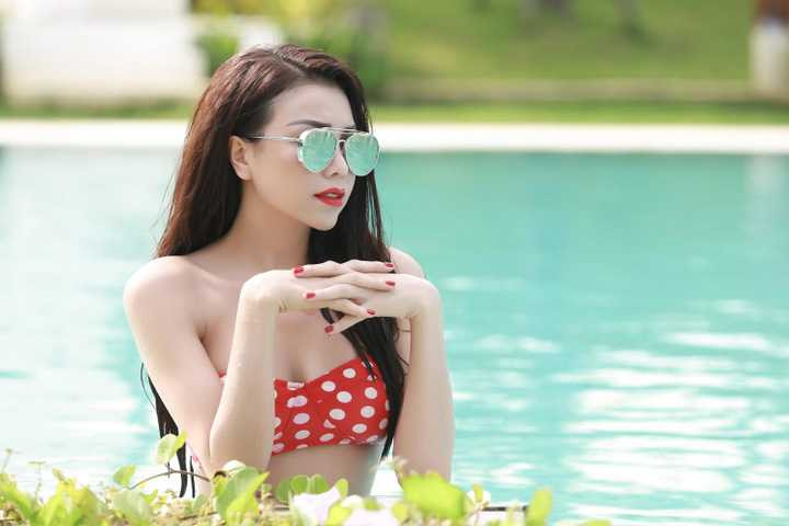 Trong cảnh hậu trường, Trà Ngọc Hằng đã khiến không ít người shock trước hình ảnh hôn chàng mẫu tây Nikko Lai cực kỳ cuồng nhiệt dưới bể bơi trong một cảnh quay.