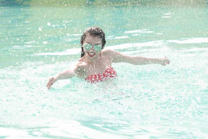 Nụ hôn nồng cháy, thật 100% này không chỉ có ở bể bơi, mà theo đạo diễn Lý Yong Yi, sẽ còn trở đi trở lại nhiều lần để kể về câu chuyện tình yêu cuồng nhiệt, cháy bỏng của tuổi trẻ.