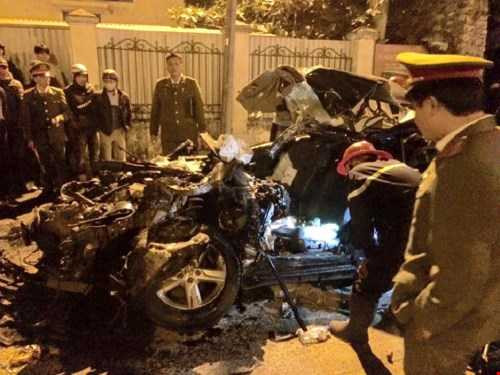 Lực lượng khám nghiệm hiện trường vụ tai nạn - Ảnh: Thành Trí