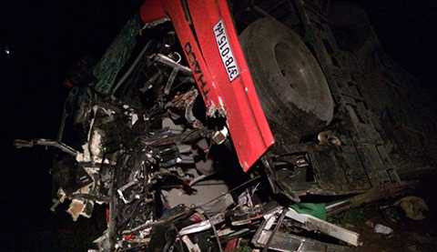 Phần đầu của chiếc xe khách bị hư hỏng nặng sau cú va chạm cực mạnh