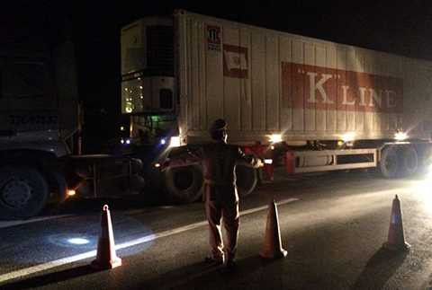 Lực lượng CSGT tiến hành phân luồng, hướng dẫn các phương tiện lưu thông di chuyển qua khu vực xảy ra tai nạn