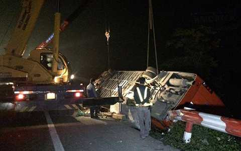 Đến khoảng 1 giờ 15 phút sáng, lực lượng cứu hộ đã đưa được thi thể hai nạn nhân xấu số ra ngoài. Công tác cứu hộ cẩu hai chiếc xe gặp nạn được tiến hành ngay sau đó.