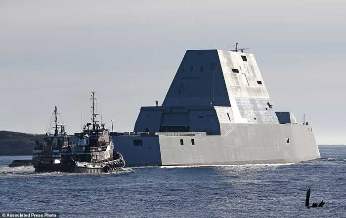 Chiến hạm với thiết kế phẳng tối đa, sử dụng nhiều góc nhọn