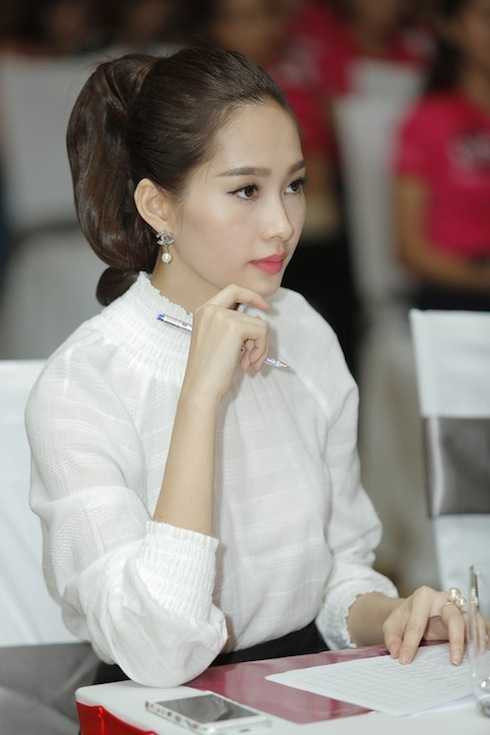 Đặng Thu Thảo sexy với áo voan xuyên thấu. 2