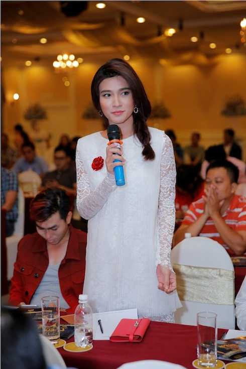 Kim Tuyến diện đầm ren khoe vẻ sexy.