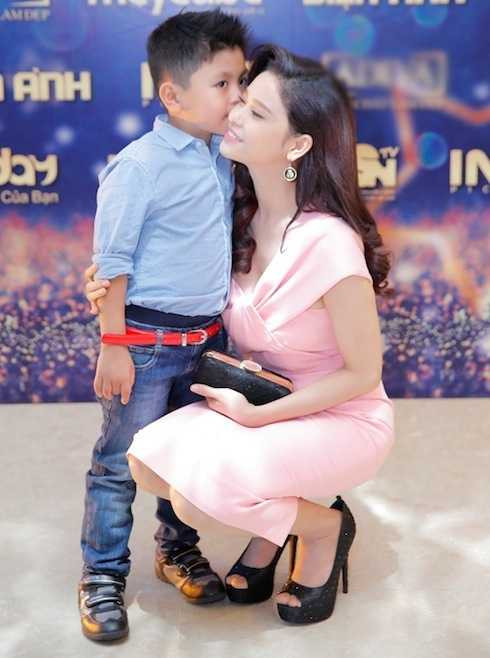 Trương Quỳnh Anh khoe vẻ gợi cảm với đầm bó sát xẻ táo bạo.