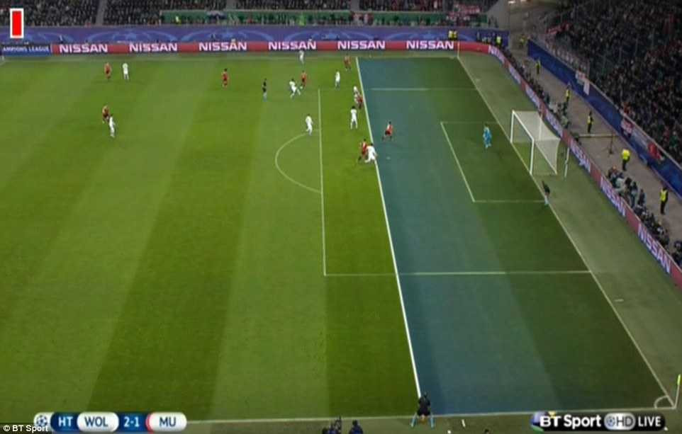 Juan Mata đã ở trong tư thế việt vị và có tác động gây ảnh hưởng đến thủ môn Benaglio của Wolfsburg