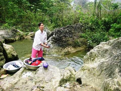 Người dân lấy nước sinh hoạt chảy ra từ hang thuồng luồng ở gần đó. Người dân lấy nước sinh hoạt chảy ra từ hang thuồng luồng ở gần đó.