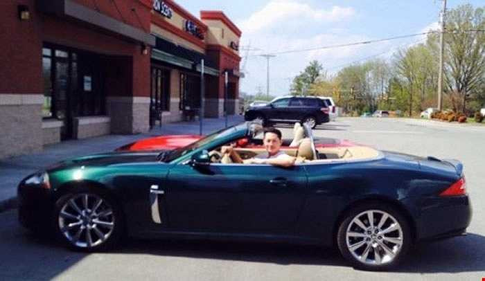 Anh sở hữu Porsche 911 (khoảng 11 tỷ đồng), Hummer H2... cùng nhiều dòng 'siêu xe đắt bỏng tay' khác.