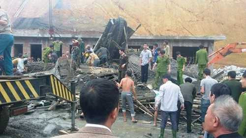 Sập giàn giáo xây dựng cây xăng, nhiều người bị vùi lấp