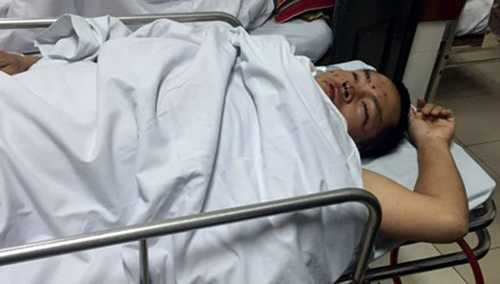 Anh Sơn đang được điều trị tại bệnh viện. Anh Sơn đang được điều trị tại bệnh viện.