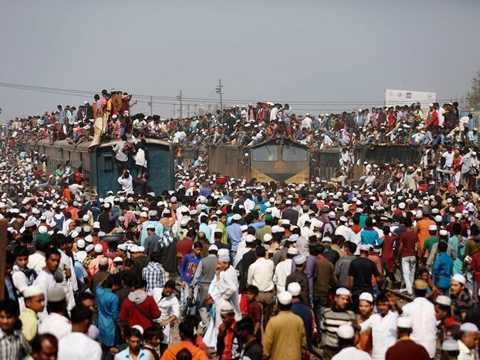 Những chuyến tàu quá tải ở Dhaka, Bangladesh. Những chuyến tàu quá tải ở Dhaka, Bangladesh.