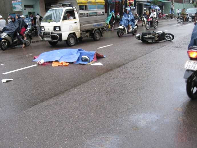 Truy bắt tài xế ôtô tông chết người rồi bỏ trốn