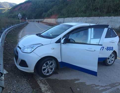 Xe taxi bị bọn cướp bỏ lại trốn vào rừng