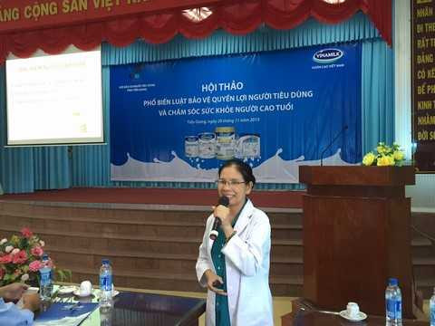 Bác sĩ Chuyên khoa I Nguyễn Thị Ánh Vân, Trung tâm dinh dưỡng TPHCM chia sẻ thông tin hữu ích “Dinh dưỡng ở người cao tuổi” tại hội thảo do Vinamilk tổ chức ở Tiền Giang Bác sĩ Chuyên khoa I Nguyễn Thị Ánh Vân, Trung tâm dinh dưỡng TPHCM chia sẻ thông tin hữu ích “Dinh dưỡng ở người cao tuổi” tại hội thảo do Vinamilk tổ chức ở Tiền Giang