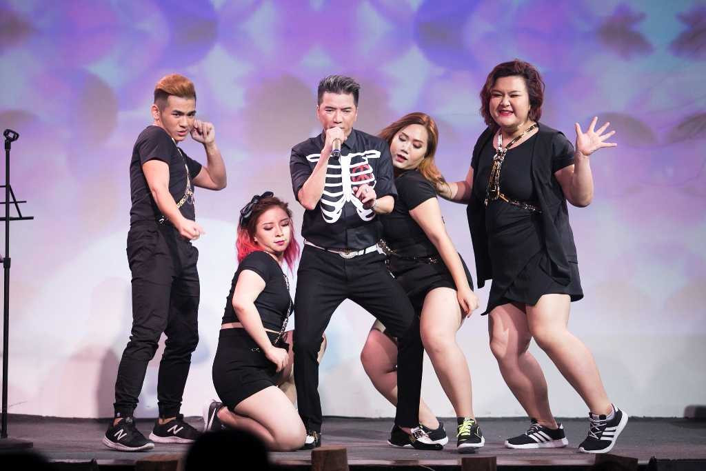 Đàm Vĩnh Hưng diện áo voan xuyên thấu