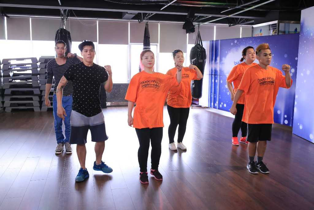 Đàm Vĩnh Hưng diện áo voan xuyên thấu