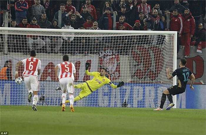 Quay trở lại với trận đấu Olympiacos 0-3 Arsenal, các Pháo thủ xứng đáng giành chiến thắng khi triển khai được lối chơi chặt chẽ, hợp lý hơn