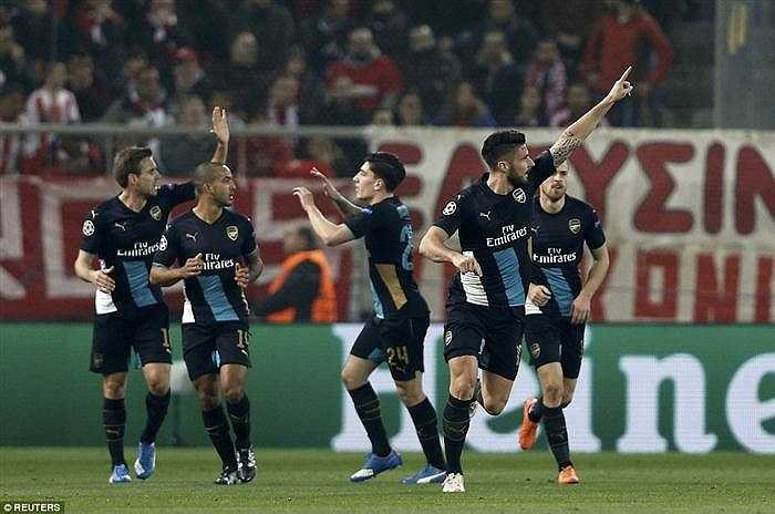 Ngoài Giroud, Ozil và Campbell là hai cầu thủ được đánh giá cao trong trận thắng của Arsenal trên đất Hi Lạp